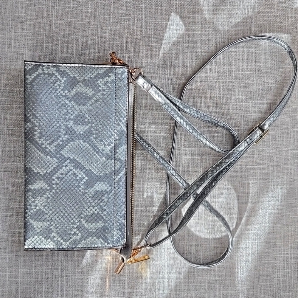 Small purse, clutch style with 2 handle options